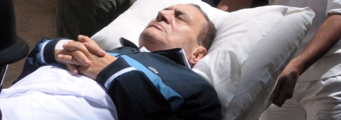 Mubarak nimmt den Prozess vom Krankenbett aus wahr.