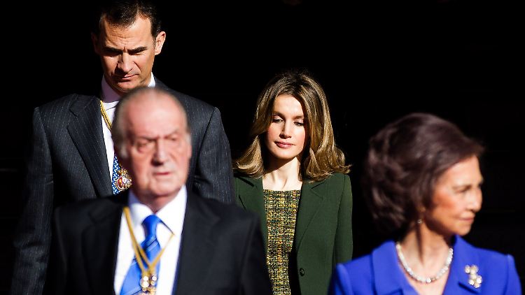 Die Familie hat sich bei öffentlichen Auftritten reduziert: Juan Carlos mit Frau und Kronprinz Felipe mit Letizia.