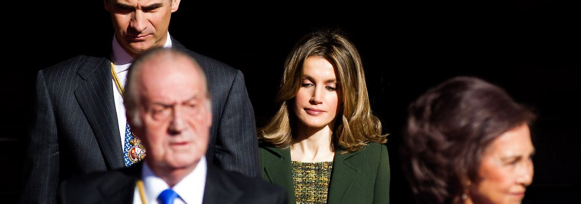 Die Familie hat sich bei öffentlichen Auftritten reduziert: Juan Carlos mit Frau und Kronprinz Felipe mit Letizia.