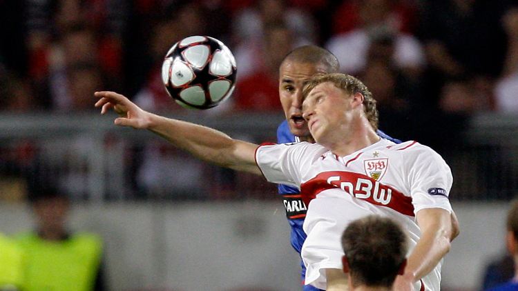 Stuttgarts Pavel Pogrebnyak (r.) im Duell gegen Madjid Bougherra.