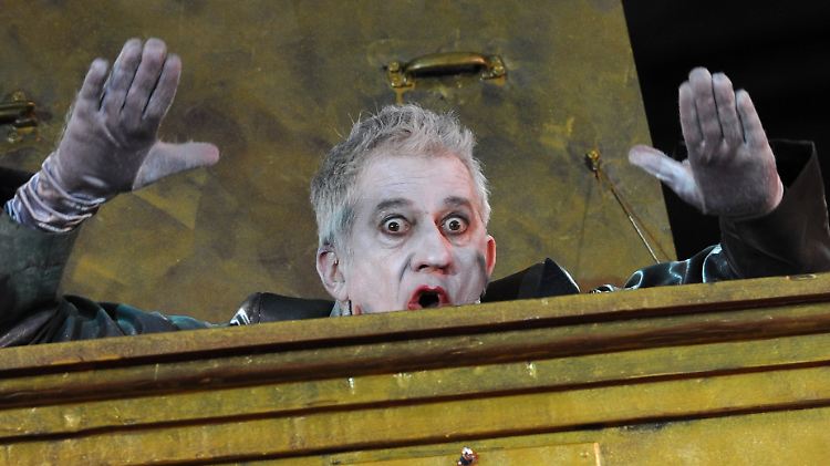 Ilja Richter als Mammon in einer Szene des Stücks "Jedermann" im Dom in Berlin.