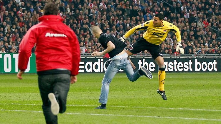 Alkmaars Torhüter Esteban Alvarado attackiert den Fan.