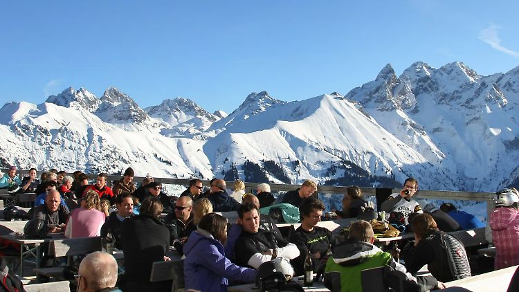 Wintersportler genießen auf der Panoramaterasse des Fellhorns bei Oberstdorf den Sonnenschein.