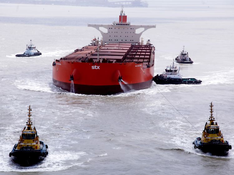 Mindestens vier, besser sechs Schlepper zum Rangieren: Am Beispiel der "Vale Beijing" zeigen sich Größe der neuen Riesenschiffe - und ihre typischen Schwierigkeiten.