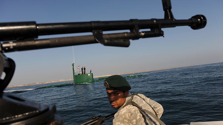 Iranische Soldaten bei einem Seemanöver im Persischen Golf.