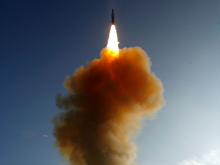 Gestoppt: Das Raketenabwehrsystem in Osteuropa wird vorerst nicht gebaut - hier der Abschuss einer Abfangrakete von einem US-Schiff.