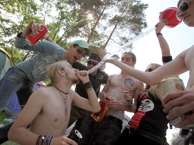 Übermäßiger Alkoholkonsum beim Musikfestival "Rock im Park" in Nürnberg.