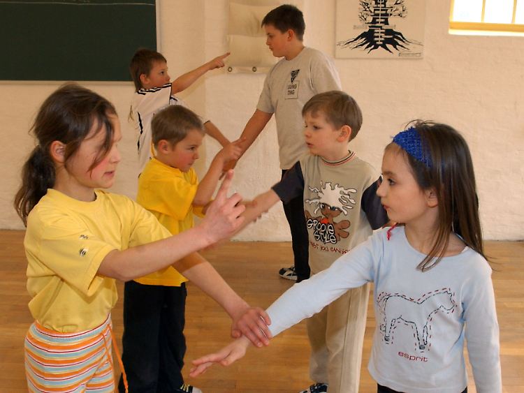 In einem Selbstverteidigungskurs lernen Kinder, sich selbstsicher zu behaupten.
