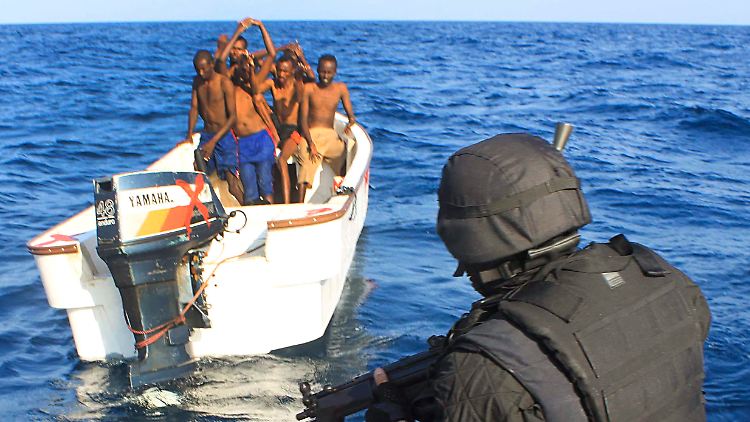 Portugiesische Marinesoldaten nehmen im Golf von Aden Piraten fest.