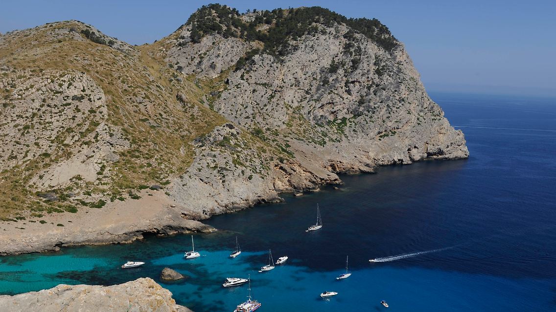 Kleine Schiffe in einer Bucht in der Nähe des Cap de Formentor.