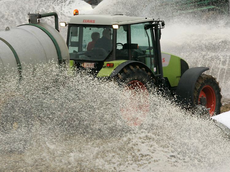 Protestaktion in Belgien: Bauern durchtränken ein Feld mit Milch. Insgesamt soll es sich um rund drei Millionen Liter gehandelt haben.