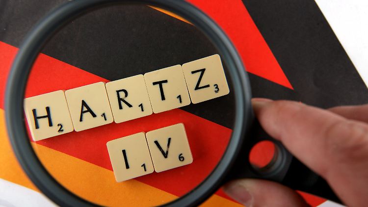 Durchschnittlich 61.000 Erwerbslose rutschen im Monat ins Hartz IV ab.