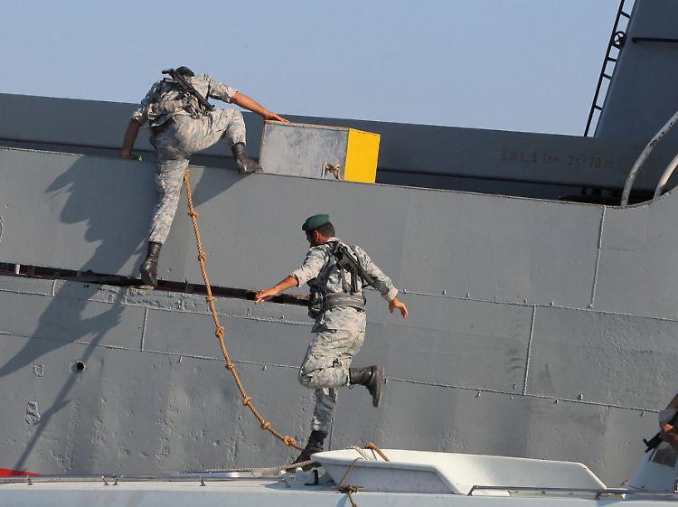 Übung an vergleichsweise leichter Schiffswand: Spezialkräfte der iranischen Marine traineren das Entern nach Piratenart.