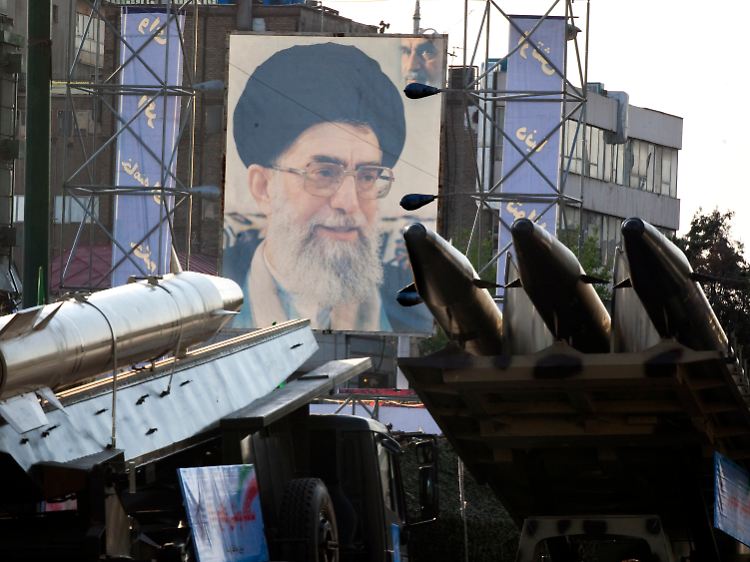Raketen aus dem iranischen Arsenal: Im Bild links eine Fatah-110 mit mehr als 200 Kilometer Reichweite, rechts eine nicht näher bezeichnete Weiterentwicklung.