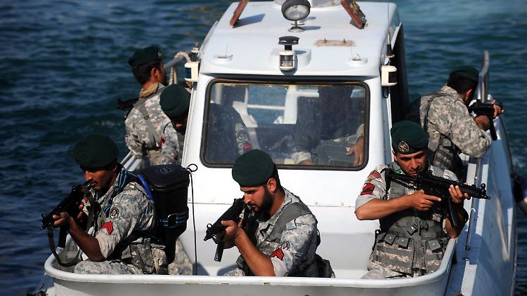 Provokante Militärübung: Die iranische Marine zeigt der Welt einen Teil ihrer Waffen.