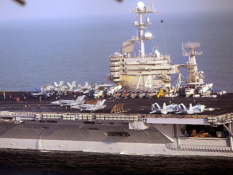 Unverkennbar die "Stennis": Die Striche am oberen Bildrand könnten möglicherweise die in der Aufnahme verzerrten Rotorblätter eines iranischen Aufklärungshubschraubers sein.
