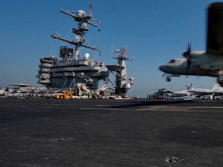 Raketen, Radargeräte und Flugzeuge an Bord der "Stennis": Die Presse-Fotos der US-Navy sind deutlich schärfer als das Material aus Teheran.