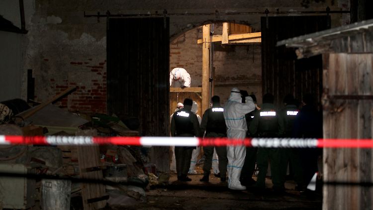 Beamte der Spurensicherung durchsuchen in Friedberg nahe Augsburg die Scheune eines landwirtschaftlichen Anwesens.