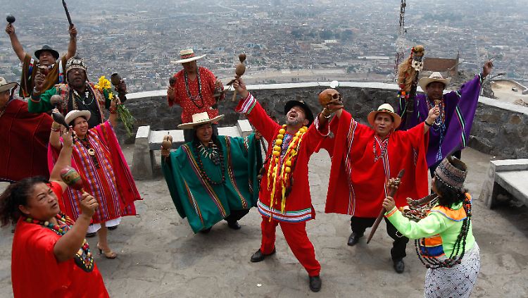 Schamanen-Ritual in Lima für ein glückliches Jahr 2012.