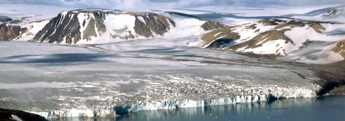 Die Gletscherzunge des Chydenius-Gletschers schiebt sich im Nordosten von Spitzbergen in das arktische Meer.