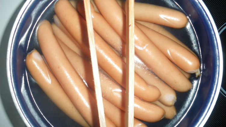 Würstchen sollten nicht lauwarm verzehrt werden.