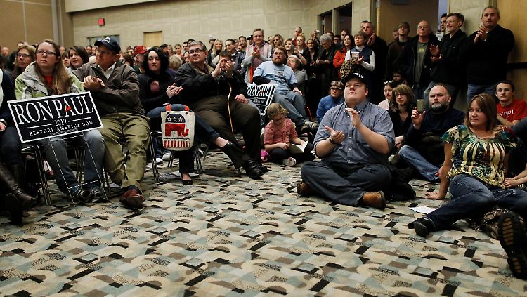 Der US-amerikanische Graswurzel-Wahlkampf ist in Iowa noch ein wenig näher an der Basis als anderswo - hier klatscht das Publikum für Ron Paul.