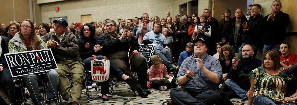 Der US-amerikanische Graswurzel-Wahlkampf ist in Iowa noch ein wenig näher an der Basis als anderswo - hier klatscht das Publikum für Ron Paul.