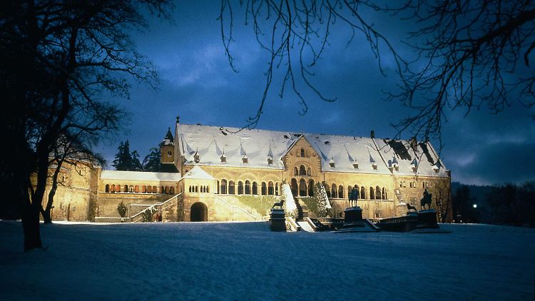 Die Kaiserpfalz im Winter - im Mittelalter zählte Goslar zu den wichtigsten Kaiserstädten, Heinrich II. hielt hier Hoftage und Synoden ab.