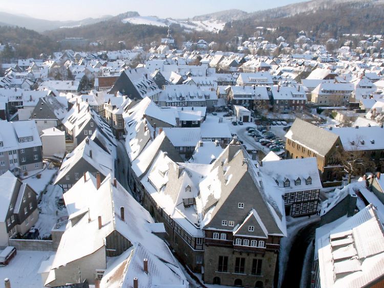 Winterweiße Dächer in Goslar: Im Mittelalter hieß die Stadt das "nordische Rom". Auf kleinem Raum standen dort fast vier Dutzend Kirchen, Klöster und Kapellen