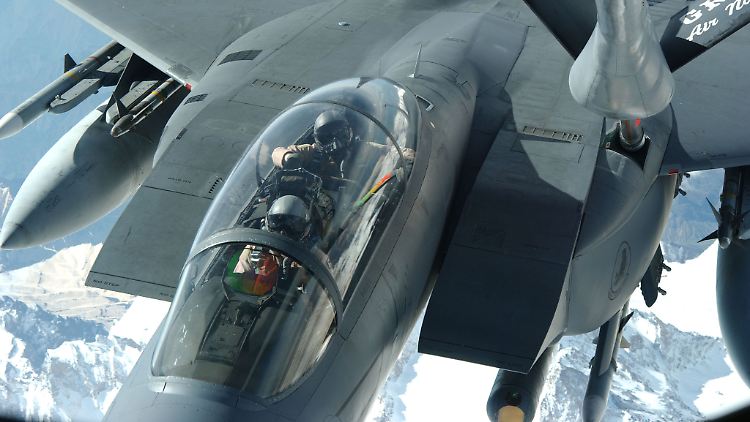Ein waffenstarrendes Ungetüm: Eine F-15 E beim Tanken in der Luft.