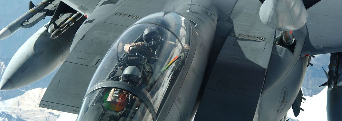 Ein waffenstarrendes Ungetüm: Eine F-15 E beim Tanken in der Luft.