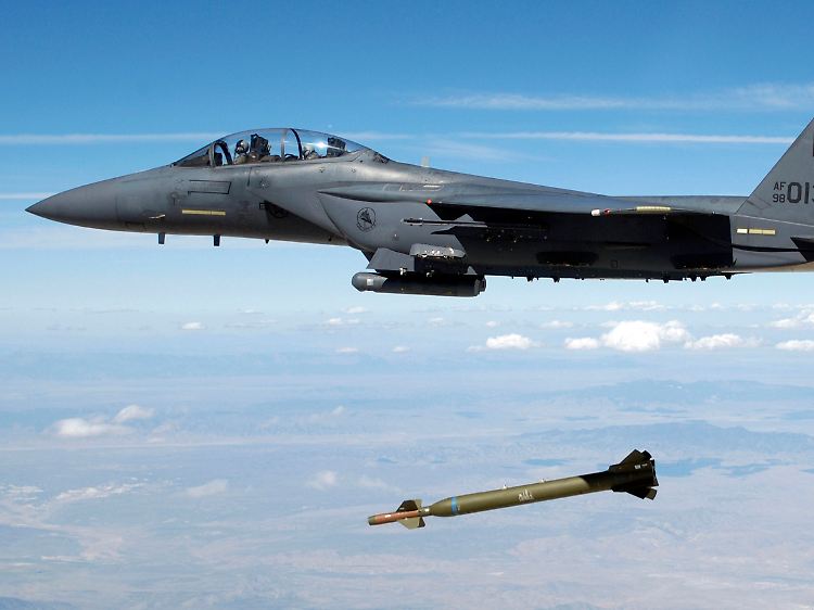 Schnell, große Reichweite, viel Zuladung: Der "Strike Eagle" ist wie gemacht für Luftschläge gegen Bunker tief im Feindesland.