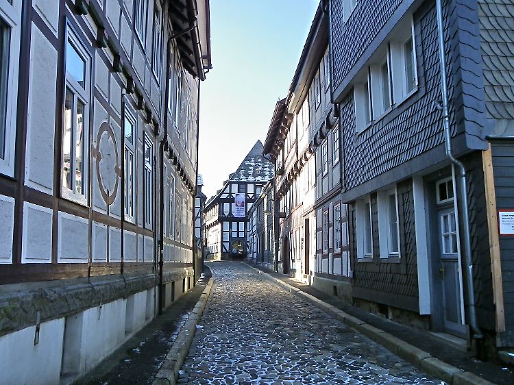 Enge Gassen und viel Fachwerk: In Goslar erinnert noch viel ans Mittelalter. Damals blühte die Hansestadt durch den nahen Silber- und Erzbergbau auf.