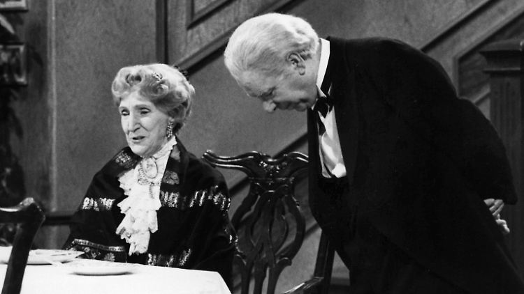 Ein Muss: "Dinner for One" am 31. Dezember in der Flimmerkiste. Hier: Freddie Frinton als Diener James und May Warden als alleinspeisende alte Dame Miss Sophie.