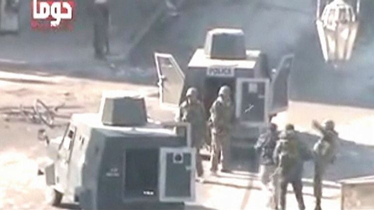 Assads Männer gehen äußerst brutal vor, wie dieses Foto zeigt. Ein Mann wird nach seiner Verhaftung mit Füßen getreten und in ein Auto gezerrt. (Die Echtheit des Fotos kann nicht verifiziert werden.)