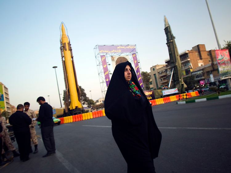 Symbole der Macht: zu besonderen Anlässen zeigt Teheran Mittelstreckenraketen wie die "Ghadr" (gelb, l.) oder die "Sejil" (grün).