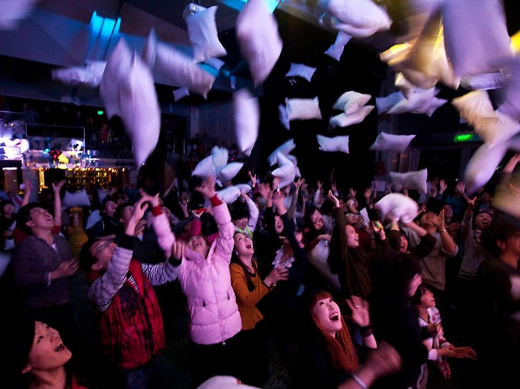 Beliebt sind in den chinesischen Großstädten auch Kissenschlachten - wie in diesem Club in Peking.