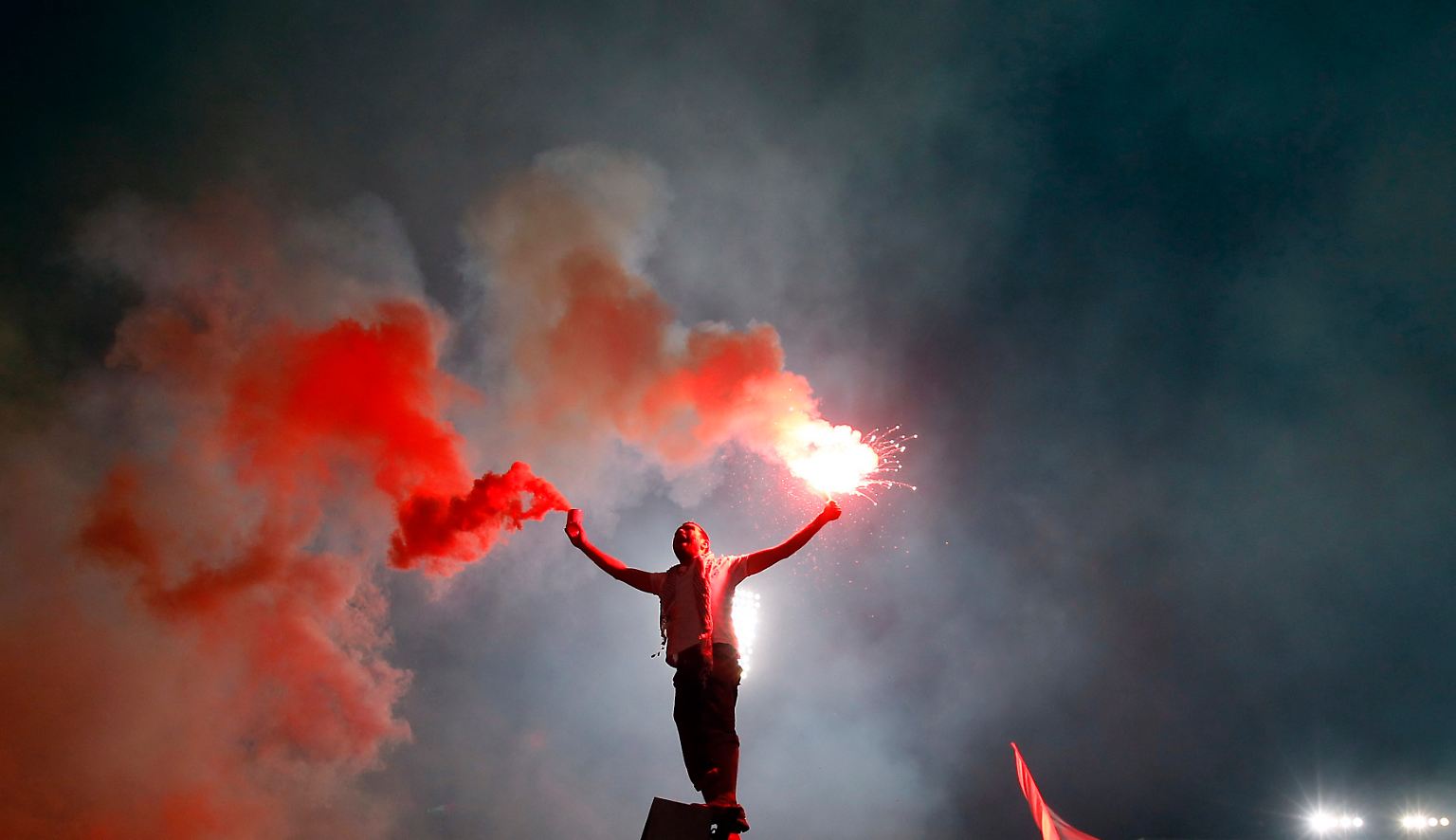 Erleuchtet: Ein Fan des ägyptischen Fußballklubs Zamalek entzündet am 2. April 2011 während des Duells mit dem tunesischen Verein Club Africain Leuchtfeuer. Später wurde die Partie abgebrochen, nachdem aufgebrachte Zamalek-Anhänger den Platz stürmten und wüst randalierten.
