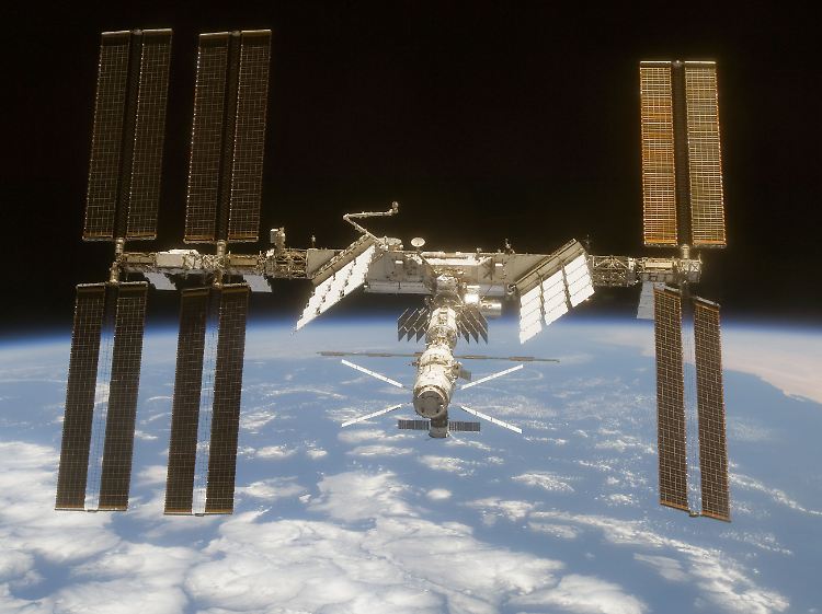 Die internationale Raumstation ISS auf ihrer Umlaufbahn um die Erde.