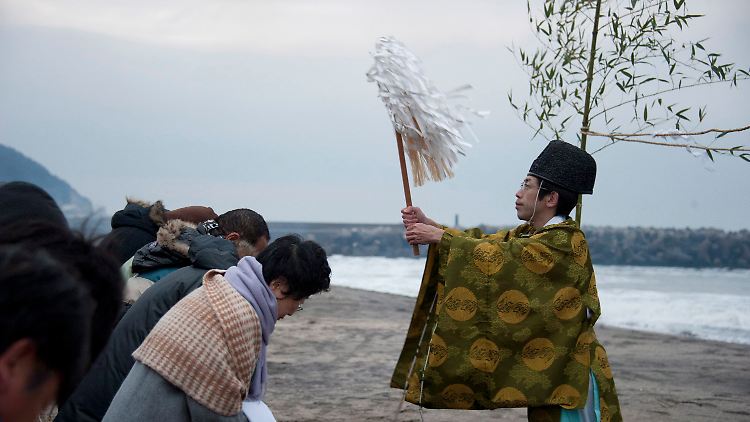 Reinigungszeremonie am Neujahrsmorgen in Japan.