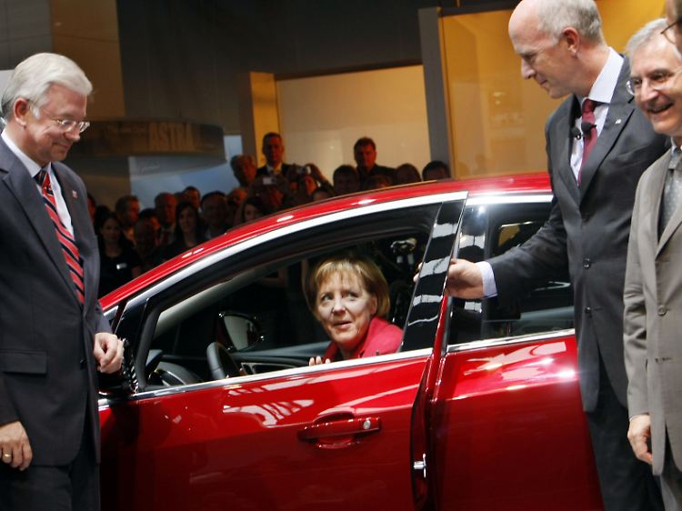 Hessens Ministerpräsident Roland Koch (links), GM-Europa-Chef Carl-Peter Forster und Opel-Chef Hans Demant (ganz rechts) sehen Merkels Engagement mit Wohlgefallen.