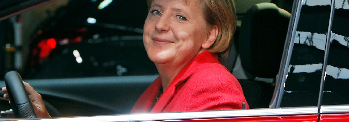 Klare Prioritäten: Bundeskanzlerin Angela Merkel nimmt bei ihrem Eröffnungsrundgang auf der Internationalen Automobilmesse in Frankfurt im neuen Opel Astra Platz.