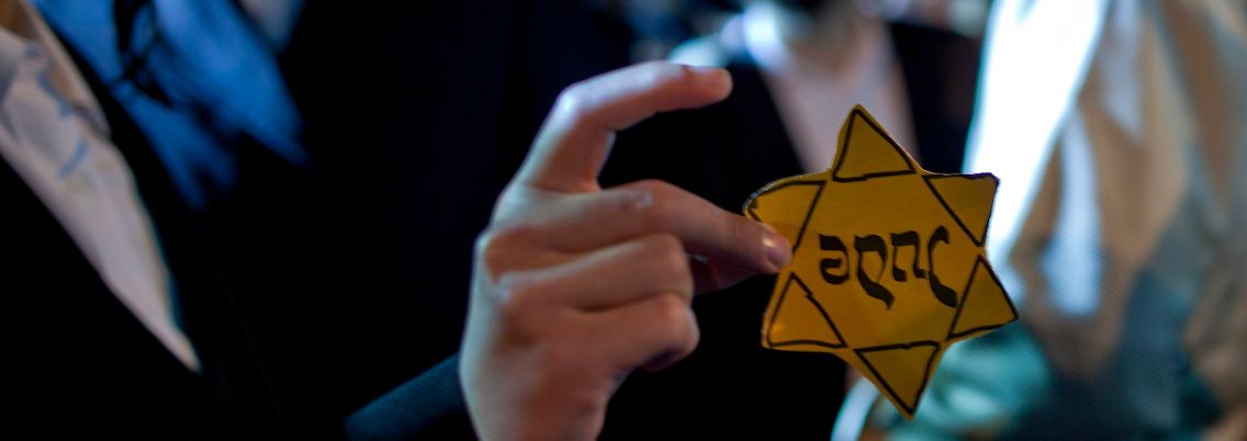 Spaß am Tabubruch: Ein Ultraorthodoxer lässt sich mit einem Judenstern fotografieren.