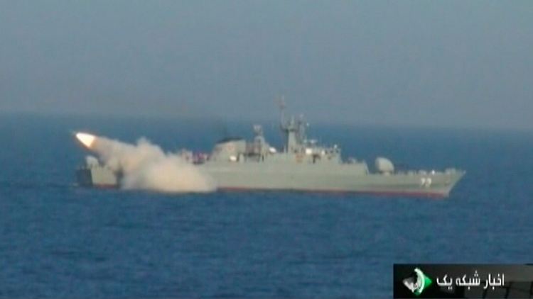 Der Screenshot vom iranischen Fernsehen zeigt einen Raketenstart von einem iranischen Kriegsschiff - Ort und Zeit sind nicht nachprüfbar.