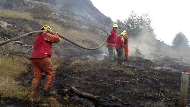 Die Feuerwehrleute werden mittlerweile von Hubschraubern unterstützt.
