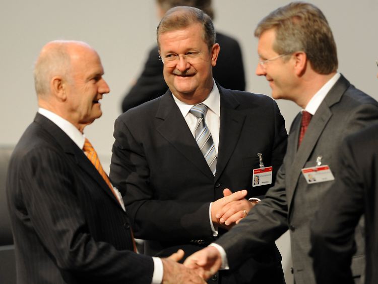 Wulff, der damalige Porsche-Chef Wendelin Wiedeking (M.) und der VW-Aufsichtsratsvorsitzende Ferdinand Piëch (Bild vom 23. April 2909).