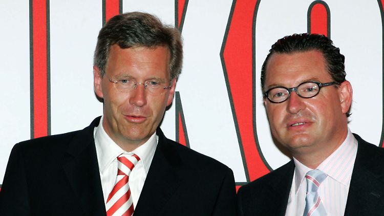 Wulff, damals noch Ministerpräsident von Niedersachsen, und "Bild"-Chefredakteur Diekmann 2006 beim Sommerfest der "Bild"-Zeitung.