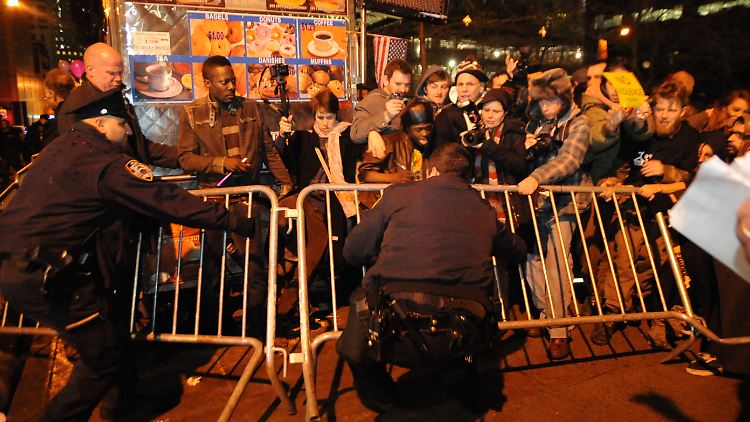 Polizisten stoßen mit "Occupy"-Anhänger zusammen.