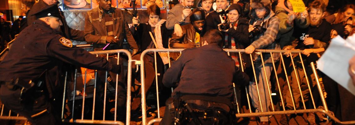 Polizisten stoßen mit "Occupy"-Anhänger zusammen.