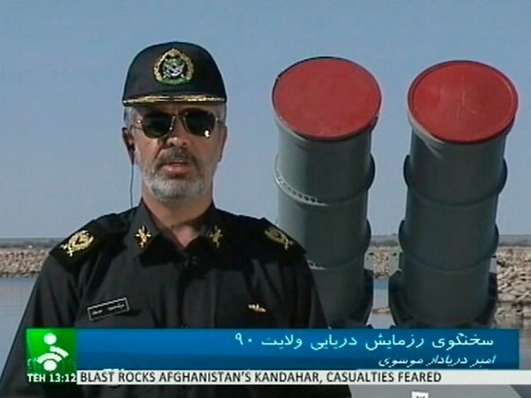 Kommentare zum Manöver: Admiral Mussawi erklärt die Fähigkeiten seiner Waffen im iranischen Fernsehen.
